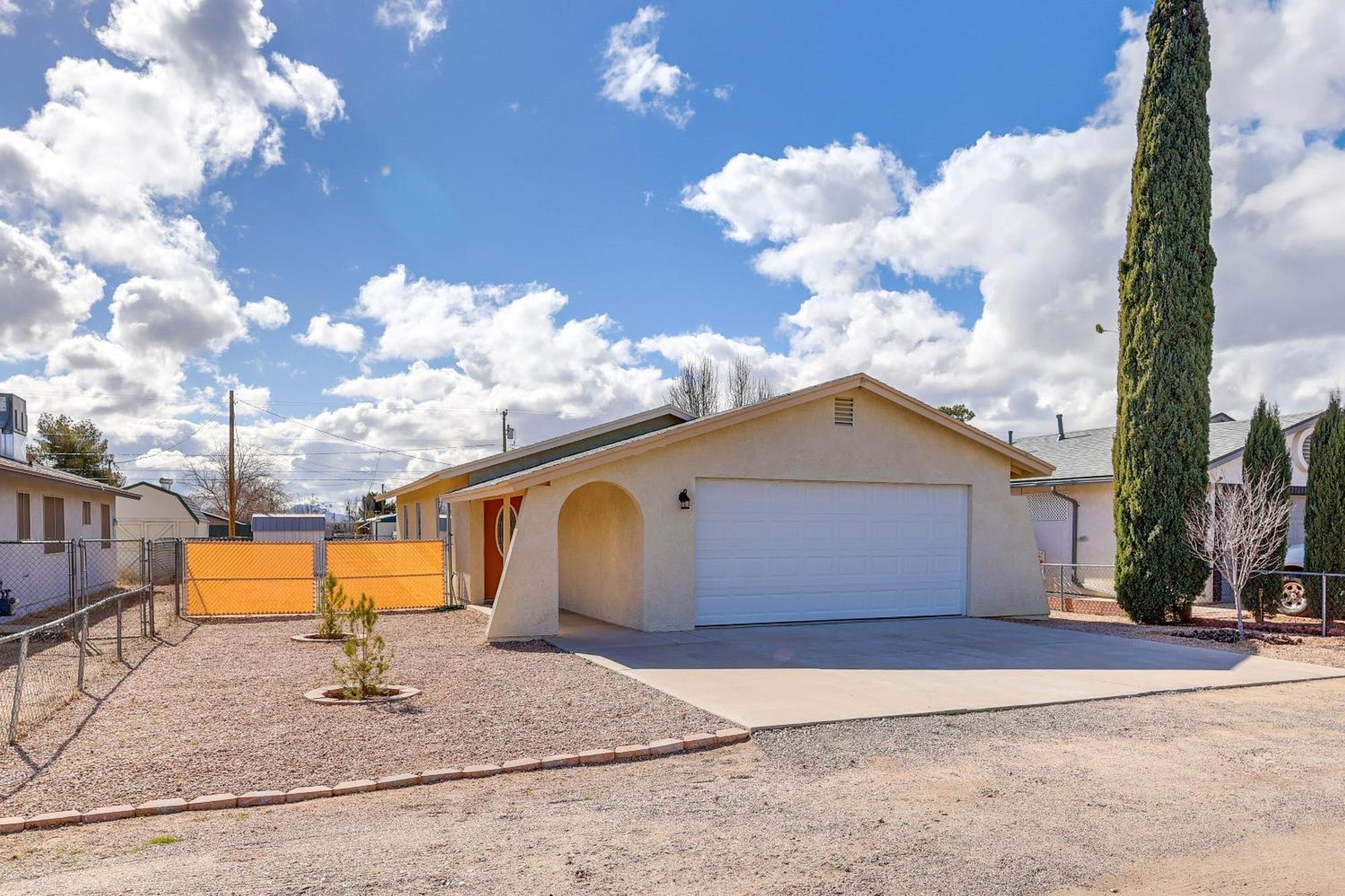 Kingman Vacation Rental With Yard And Fire Pit Dış mekan fotoğraf